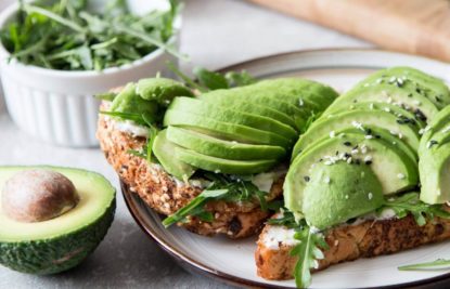 tostada con aguacate